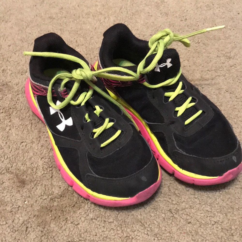 Girls under armor tennis shoes